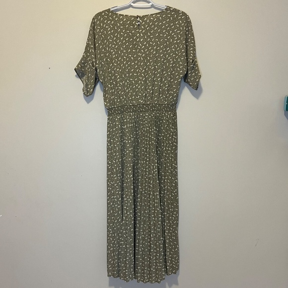 UNITED ARROWS Cute dress with small petal pattern. - Picture 3 of 3
